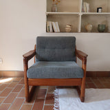 Fauteuil scandinave en teck Komfor avec coussins bleu gris déhoussables et piètement luge, fabriqué au Danemark.