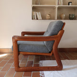 Fauteuil scandinave en teck Komfor avec coussins bleu gris déhoussables et piètement luge, fabriqué au Danemark.