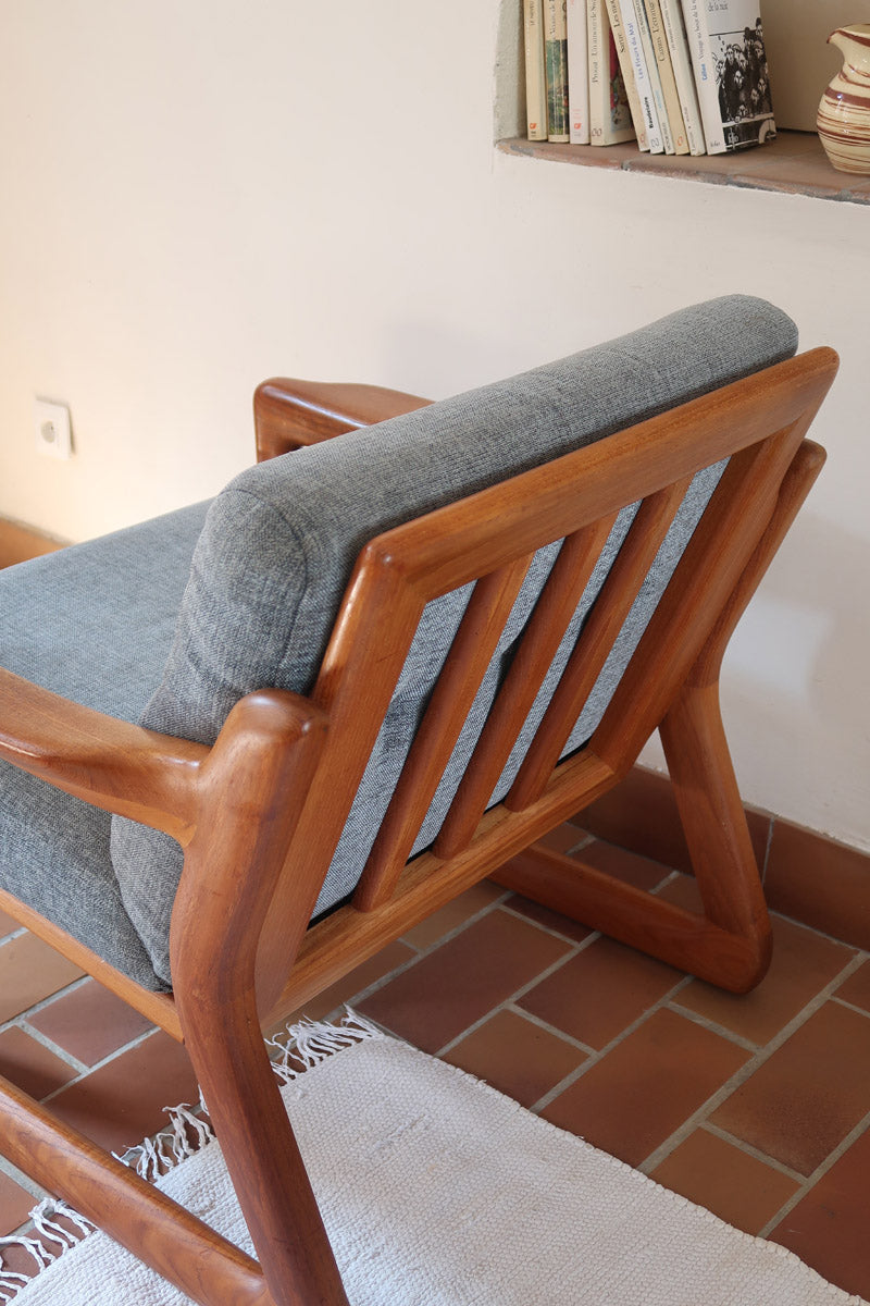 Fauteuil scandinave en teck Komfor avec coussins bleu gris déhoussables et piètement luge, fabriqué au Danemark.