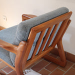 Fauteuil scandinave en teck Komfor avec coussins bleu gris déhoussables et piètement luge, fabriqué au Danemark.