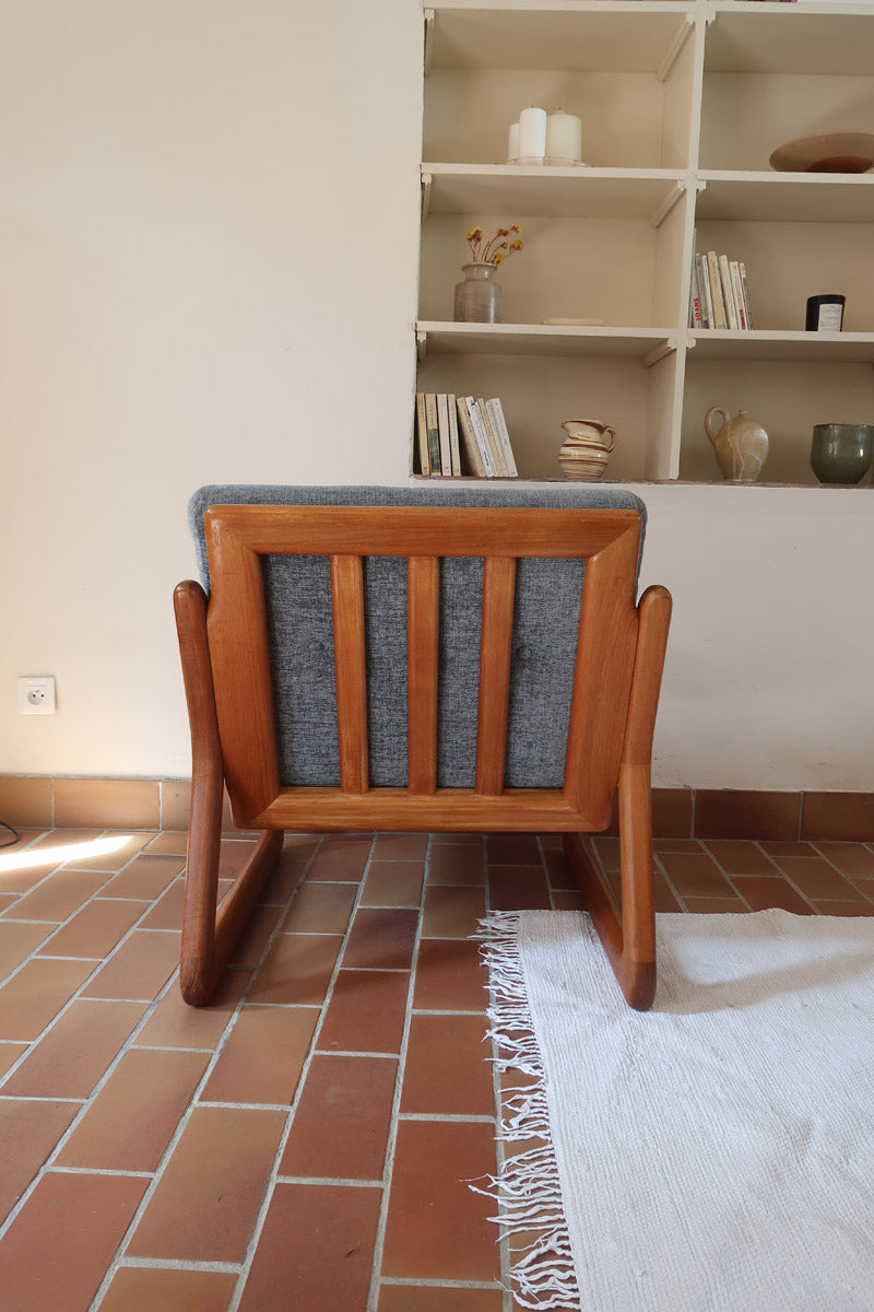 Fauteuil scandinave en teck Komfor avec coussins bleu gris déhoussables et piètement luge, fabriqué au Danemark.