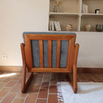 Fauteuil scandinave en teck Komfor avec coussins bleu gris déhoussables et piètement luge, fabriqué au Danemark.