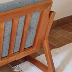 Fauteuil scandinave en teck Komfor avec coussins bleu gris déhoussables et piètement luge, fabriqué au Danemark.