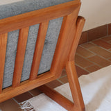Fauteuil scandinave en teck Komfor avec coussins bleu gris déhoussables et piètement luge, fabriqué au Danemark.