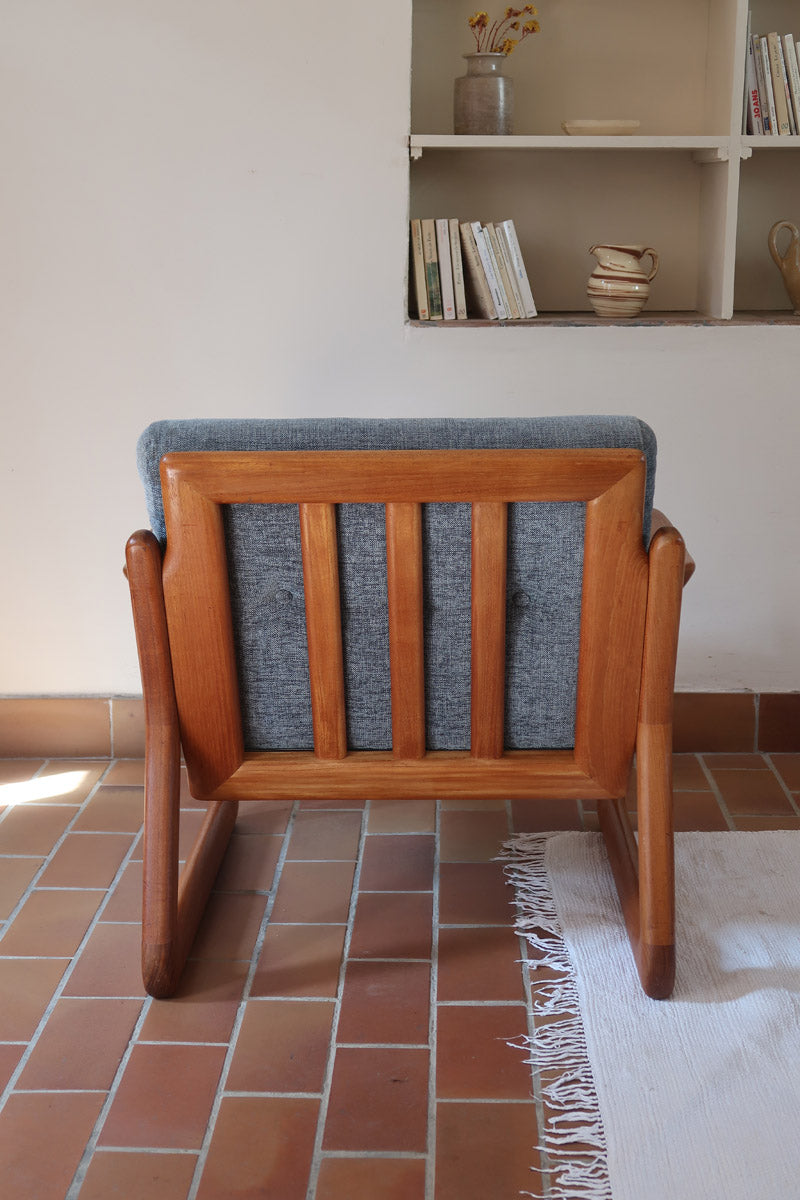Fauteuil scandinave en teck Komfor avec coussins bleu gris déhoussables et piètement luge, fabriqué au Danemark.