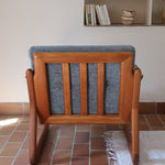 Fauteuil scandinave en teck Komfor avec coussins bleu gris déhoussables et piètement luge, fabriqué au Danemark.