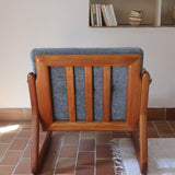 Fauteuil scandinave en teck Komfor avec coussins bleu gris déhoussables et piètement luge, fabriqué au Danemark.