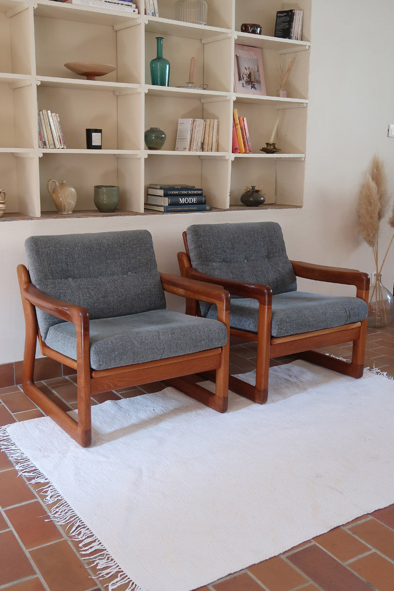 Fauteuil scandinave en teck Komfor avec coussins bleu gris déhoussables et piètement luge, fabriqué au Danemark.