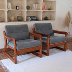 Fauteuil scandinave en teck Komfor avec coussins bleu gris déhoussables et piètement luge, fabriqué au Danemark.