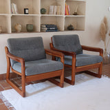 Fauteuil scandinave en teck Komfor avec coussins bleu gris déhoussables et piètement luge, fabriqué au Danemark.