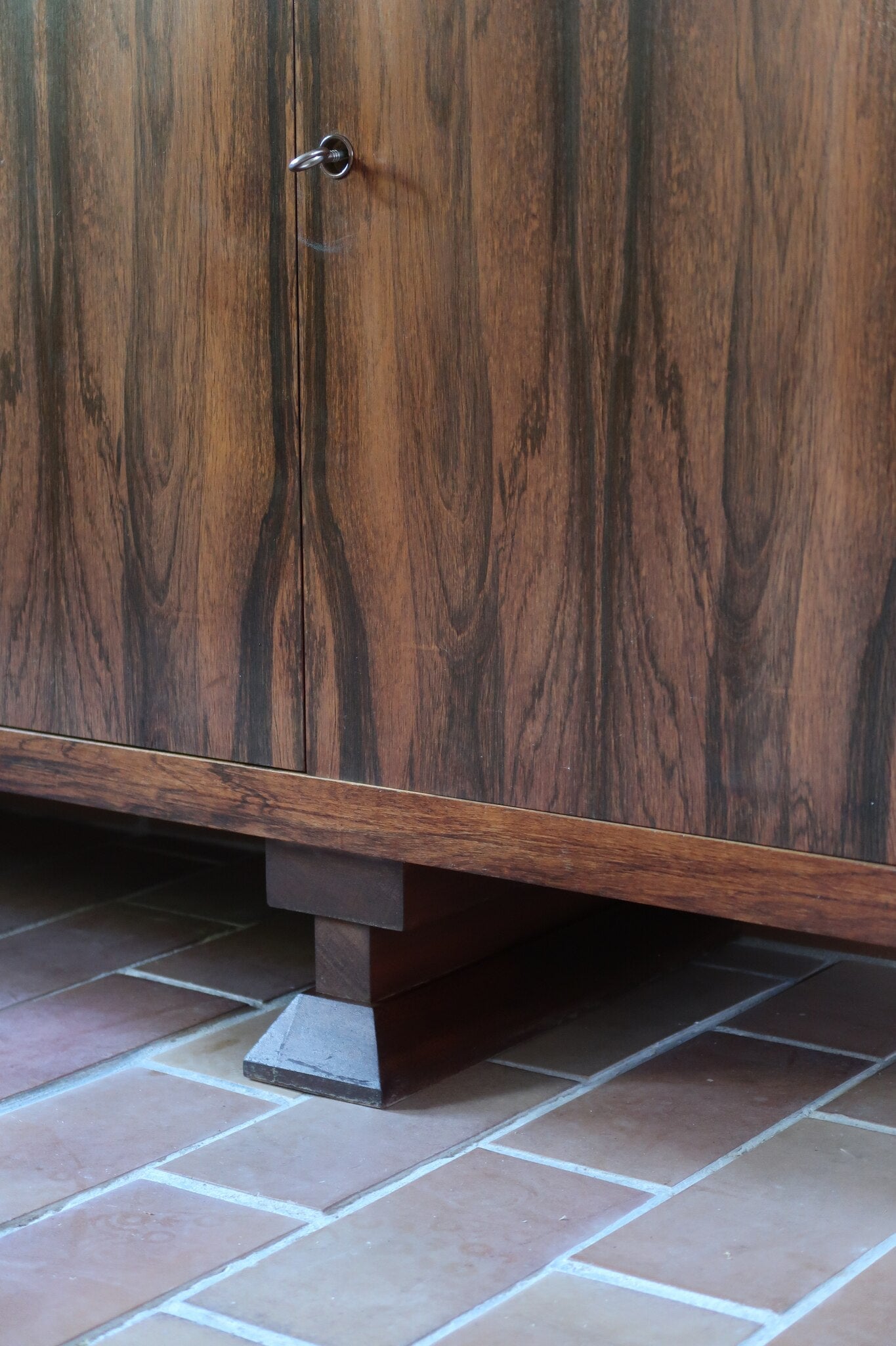 Grande enfilade vintage en palissandre de 240 cm, placage au fil en miroir, deux caissons fermant à clé de part et d'autre d'une niche centrale ouverte, tablettes intérieures en bois clair, reposant sur deux pieds pleins posés en retrait