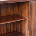 Grande enfilade vintage en palissandre de 240 cm, placage au fil en miroir, deux caissons fermant à clé de part et d'autre d'une niche centrale ouverte, tablettes intérieures en bois clair, reposant sur deux pieds pleins posés en retrait