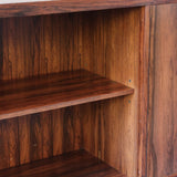 Grande enfilade vintage en palissandre de 240 cm, placage au fil en miroir, deux caissons fermant à clé de part et d'autre d'une niche centrale ouverte, tablettes intérieures en bois clair, reposant sur deux pieds pleins posés en retrait