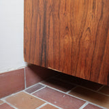 Grande enfilade vintage en palissandre de 240 cm, placage au fil en miroir, deux caissons fermant à clé de part et d'autre d'une niche centrale ouverte, tablettes intérieures en bois clair, reposant sur deux pieds pleins posés en retrait
