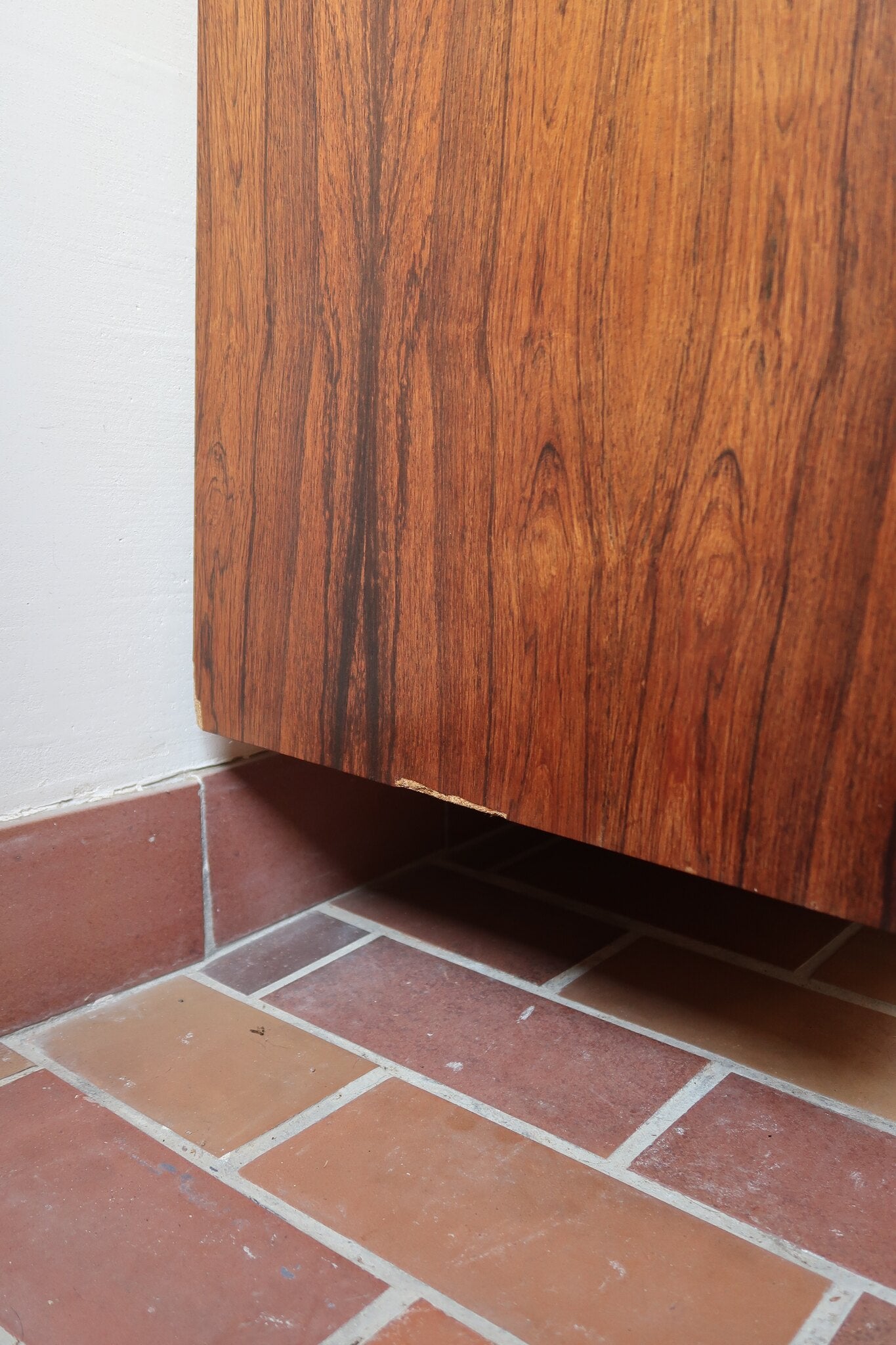 Grande enfilade vintage en palissandre de 240 cm, placage au fil en miroir, deux caissons fermant à clé de part et d'autre d'une niche centrale ouverte, tablettes intérieures en bois clair, reposant sur deux pieds pleins posés en retrait