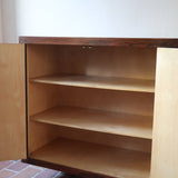 Grande enfilade vintage en palissandre de 240 cm, placage au fil en miroir, deux caissons fermant à clé de part et d'autre d'une niche centrale ouverte, tablettes intérieures en bois clair, reposant sur deux pieds pleins posés en retrait
