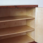 Grande enfilade vintage en palissandre de 240 cm, placage au fil en miroir, deux caissons fermant à clé de part et d'autre d'une niche centrale ouverte, tablettes intérieures en bois clair, reposant sur deux pieds pleins posés en retrait