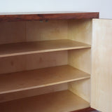 Grande enfilade vintage en palissandre de 240 cm, placage au fil en miroir, deux caissons fermant à clé de part et d'autre d'une niche centrale ouverte, tablettes intérieures en bois clair, reposant sur deux pieds pleins posés en retrait