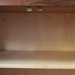 Grande enfilade vintage en palissandre de 240 cm, placage au fil en miroir, deux caissons fermant à clé de part et d'autre d'une niche centrale ouverte, tablettes intérieures en bois clair, reposant sur deux pieds pleins posés en retrait