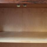 Grande enfilade vintage en palissandre de 240 cm, placage au fil en miroir, deux caissons fermant à clé de part et d'autre d'une niche centrale ouverte, tablettes intérieures en bois clair, reposant sur deux pieds pleins posés en retrait