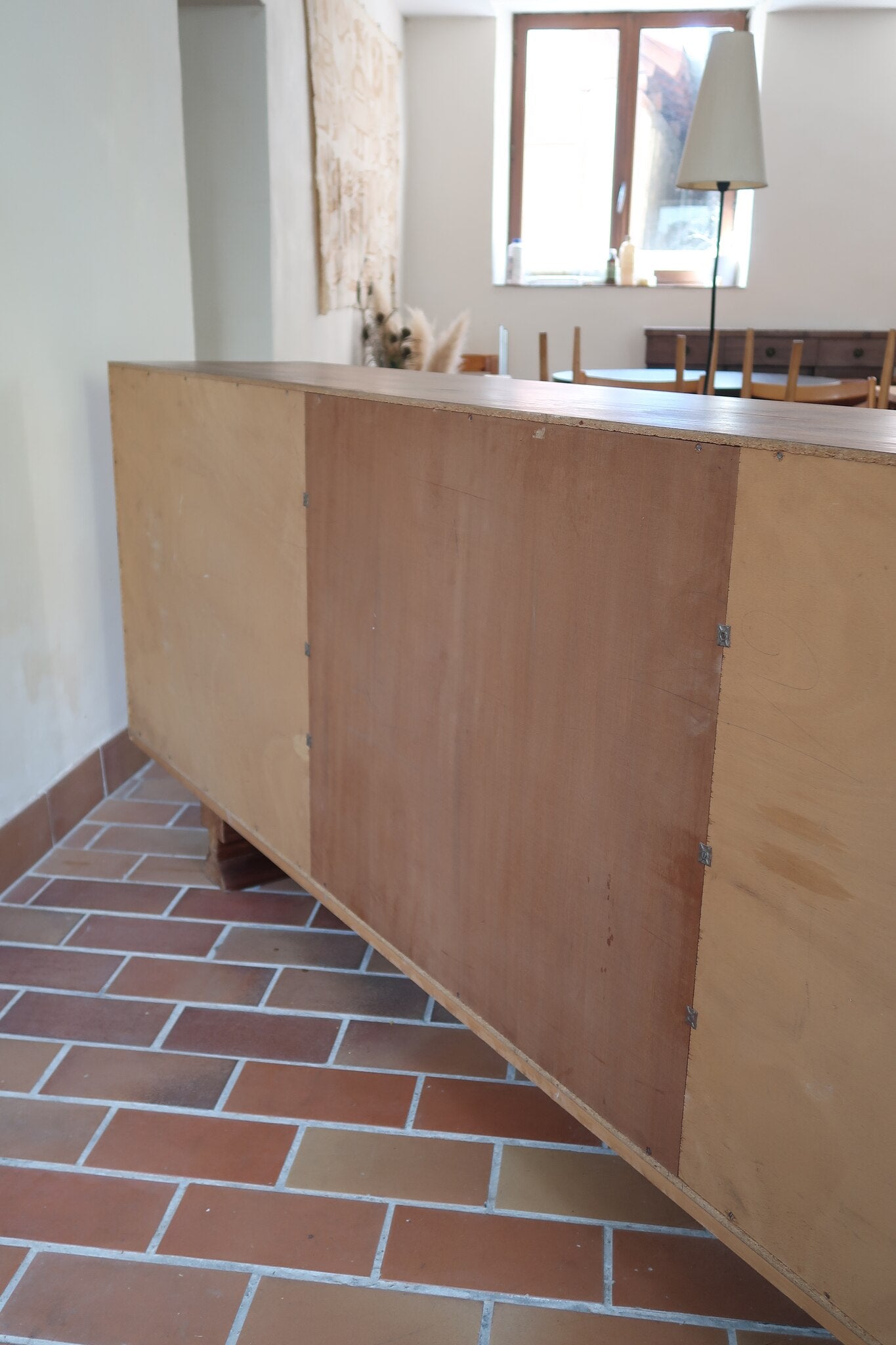 Grande enfilade vintage en palissandre de 240 cm, placage au fil en miroir, deux caissons fermant à clé de part et d'autre d'une niche centrale ouverte, tablettes intérieures en bois clair, reposant sur deux pieds pleins posés en retrait