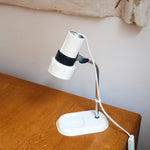 Lampe bureau chevet scandinave années 70, base métal laqué blanc, tige chrome, tête conique orientable blanche, style fonctionnalis