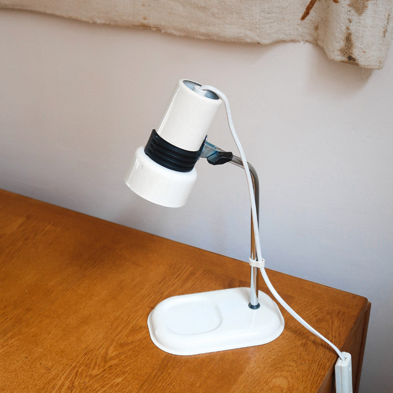Lampe bureau chevet scandinave années 70, base métal laqué blanc, tige chrome, tête conique orientable blanche, style fonctionnalis