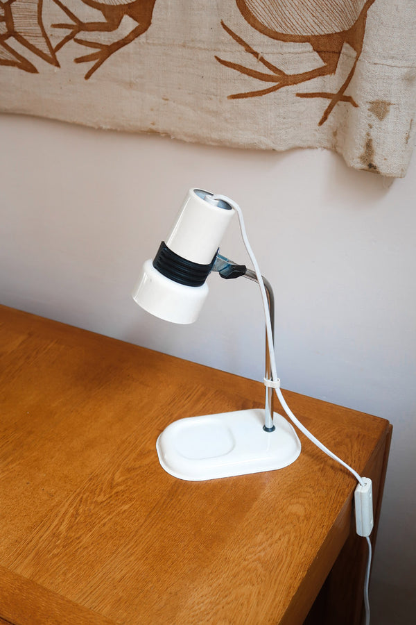 Lampe bureau chevet scandinave années 70, base métal laqué blanc, tige chrome, tête conique orientable blanche, style fonctionnalis