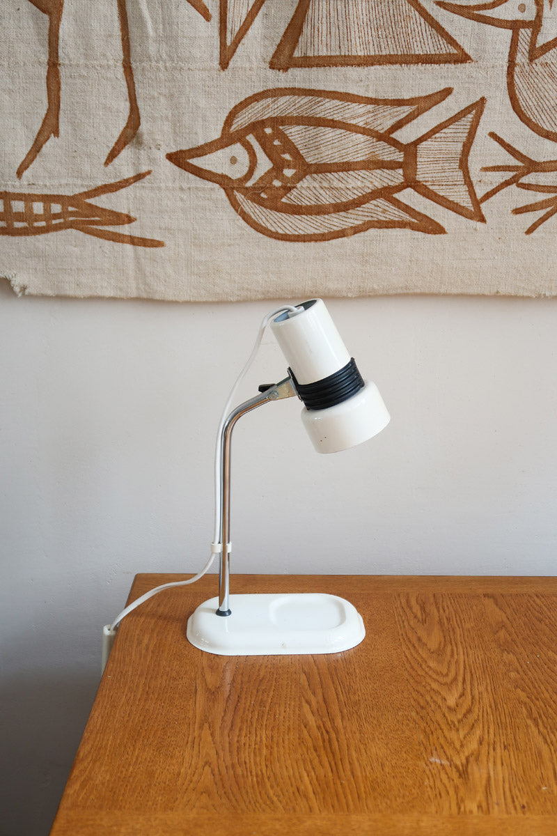 Lampe bureau chevet scandinave années 70, base métal laqué blanc, tige chrome, tête conique orientable blanche, style fonctionnalis