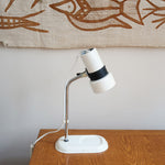 Lampe bureau chevet scandinave années 70, base métal laqué blanc, tige chrome, tête conique orientable blanche, style fonctionnalis