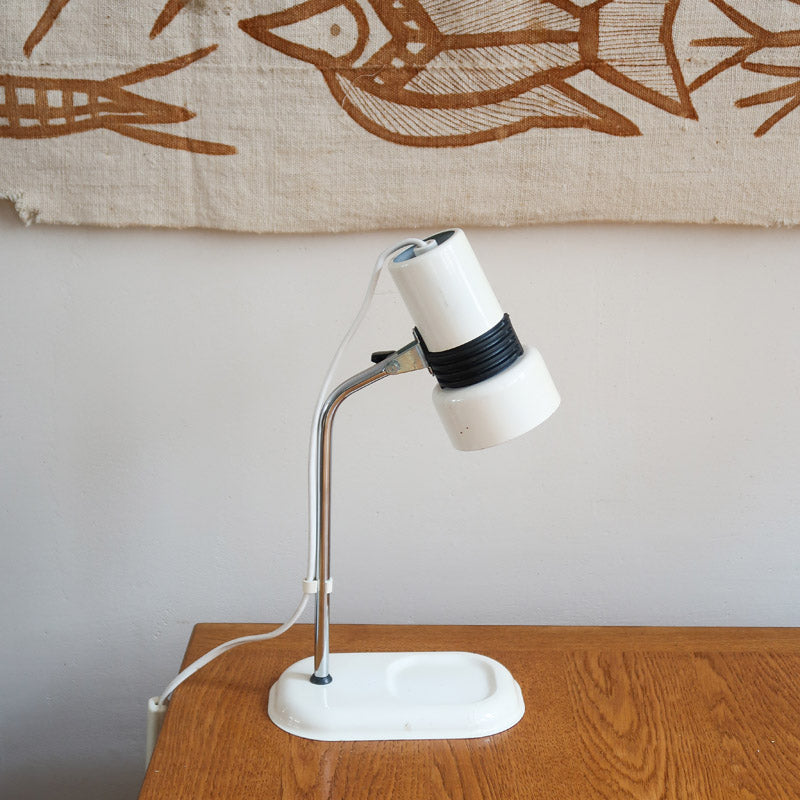 Lampe bureau chevet scandinave années 70, base métal laqué blanc, tige chrome, tête conique orientable blanche, style fonctionnalis