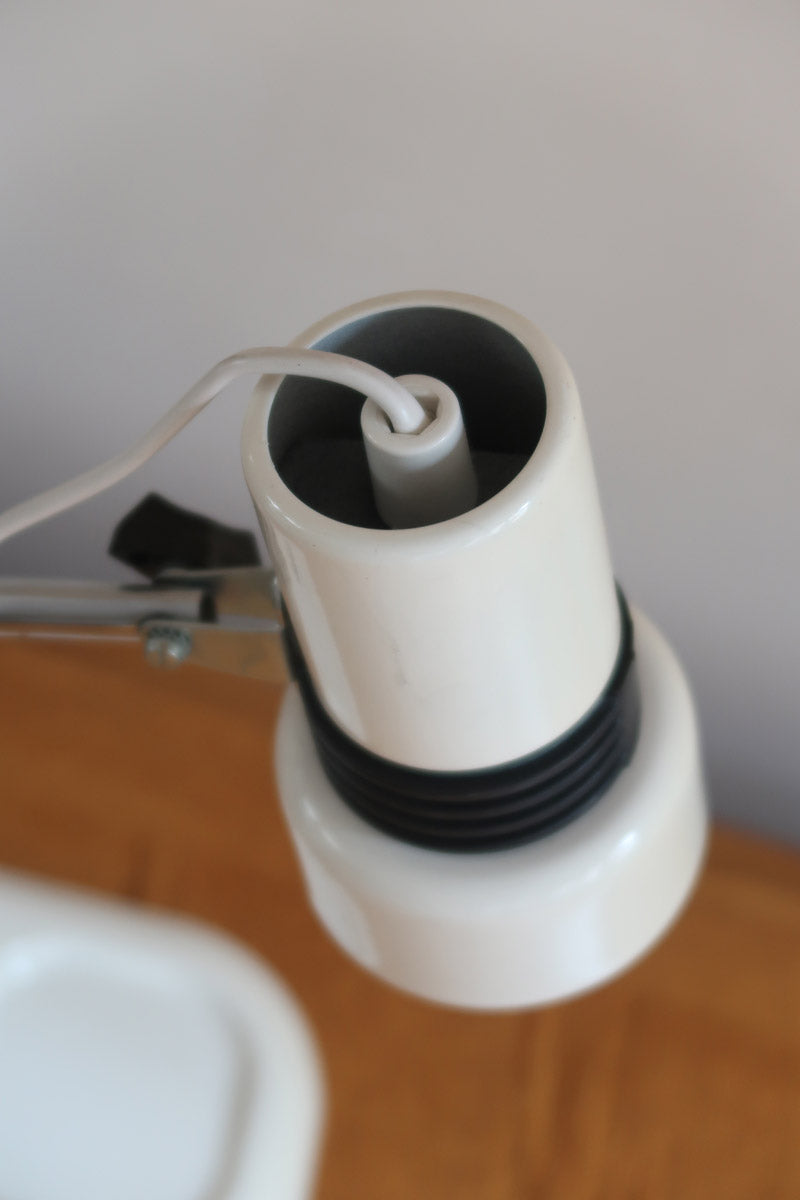 Lampe bureau chevet scandinave années 70, base métal laqué blanc, tige chrome, tête conique orientable blanche, style fonctionnalis