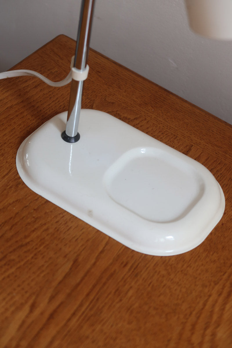 Lampe bureau chevet scandinave années 70, base métal laqué blanc, tige chrome, tête conique orientable blanche, style fonctionnalis