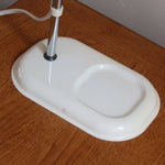 Lampe bureau chevet scandinave années 70, base métal laqué blanc, tige chrome, tête conique orientable blanche, style fonctionnalis