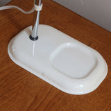 Lampe bureau chevet scandinave années 70, base métal laqué blanc, tige chrome, tête conique orientable blanche, style fonctionnalis