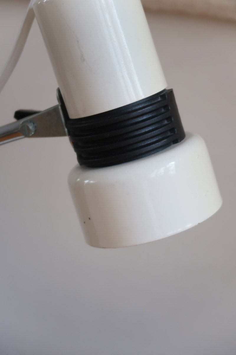 Lampe bureau chevet scandinave années 70, base métal laqué blanc, tige chrome, tête conique orientable blanche, style fonctionnalis