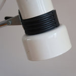 Lampe bureau chevet scandinave années 70, base métal laqué blanc, tige chrome, tête conique orientable blanche, style fonctionnalis