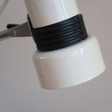 Lampe bureau chevet scandinave années 70, base métal laqué blanc, tige chrome, tête conique orientable blanche, style fonctionnalis