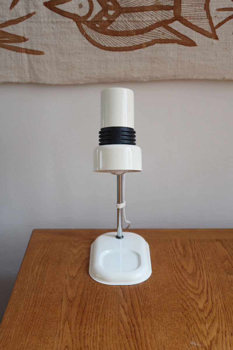 Lampe bureau chevet scandinave années 70, base métal laqué blanc, tige chrome, tête conique orientable blanche, style fonctionnalis