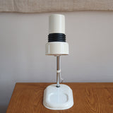 Lampe bureau chevet scandinave années 70, base métal laqué blanc, tige chrome, tête conique orientable blanche, style fonctionnalis