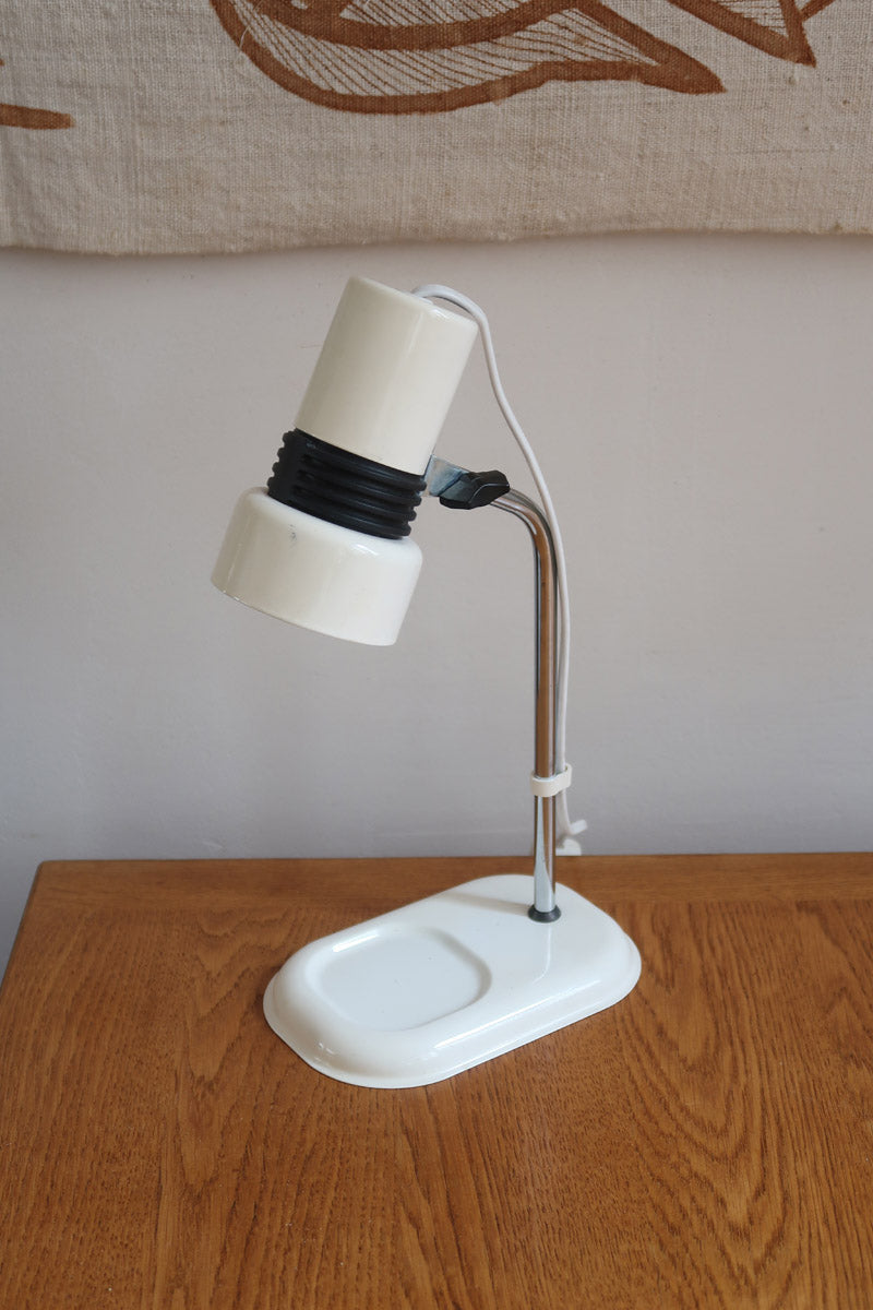 Lampe bureau chevet scandinave années 70, base métal laqué blanc, tige chrome, tête conique orientable blanche, style fonctionnalis