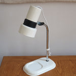 Lampe bureau chevet scandinave années 70, base métal laqué blanc, tige chrome, tête conique orientable blanche, style fonctionnalis