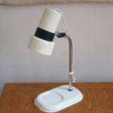 Lampe bureau chevet scandinave années 70, base métal laqué blanc, tige chrome, tête conique orientable blanche, style fonctionnalis