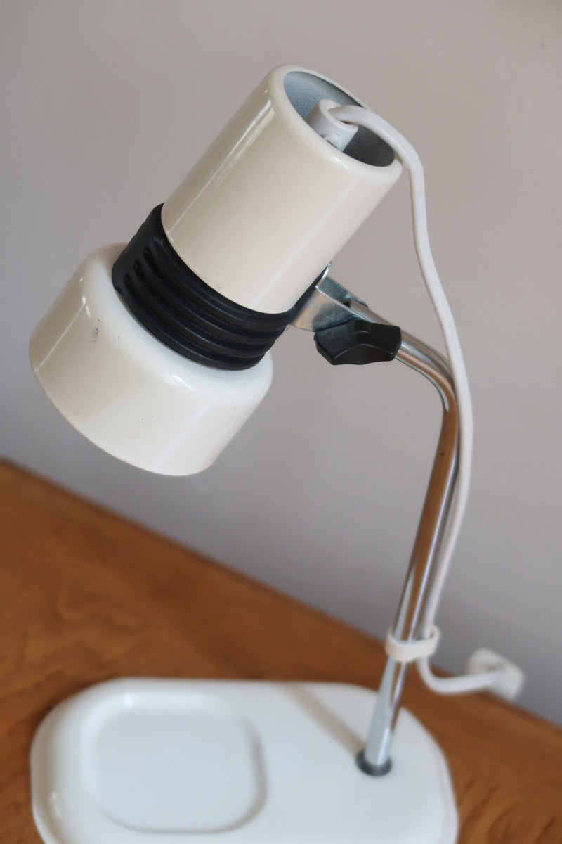 Lampe bureau chevet scandinave années 70, base métal laqué blanc, tige chrome, tête conique orientable blanche, style fonctionnalis