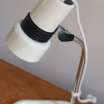 Lampe bureau chevet scandinave années 70, base métal laqué blanc, tige chrome, tête conique orientable blanche, style fonctionnalis