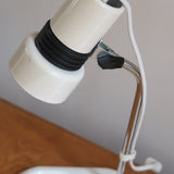 Lampe bureau chevet scandinave années 70, base métal laqué blanc, tige chrome, tête conique orientable blanche, style fonctionnalis