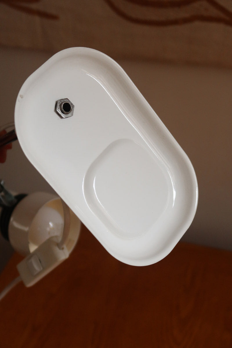 Lampe bureau chevet scandinave années 70, base métal laqué blanc, tige chrome, tête conique orientable blanche, style fonctionnalis