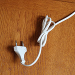 Lampe bureau chevet scandinave années 70, base métal laqué blanc, tige chrome, tête conique orientable blanche, style fonctionnalis