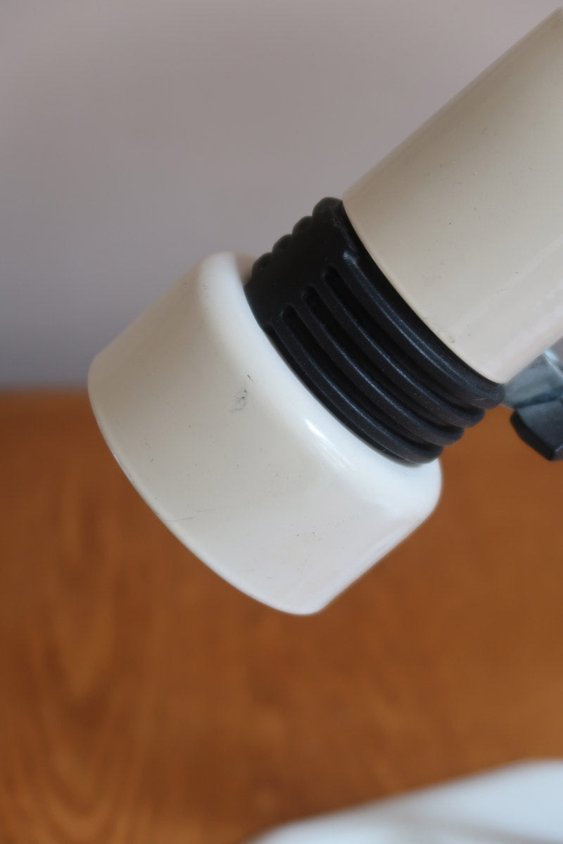 Lampe bureau chevet scandinave années 70, base métal laqué blanc, tige chrome, tête conique orientable blanche, style fonctionnalis