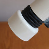 Lampe bureau chevet scandinave années 70, base métal laqué blanc, tige chrome, tête conique orientable blanche, style fonctionnalis